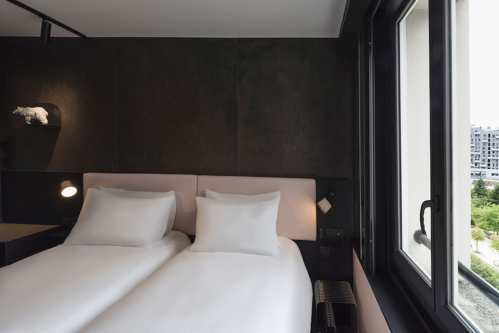 Tribe Paris Batignolles 22/67