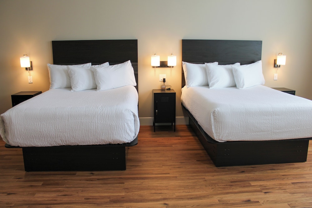 Junior, 2 Queen Beds