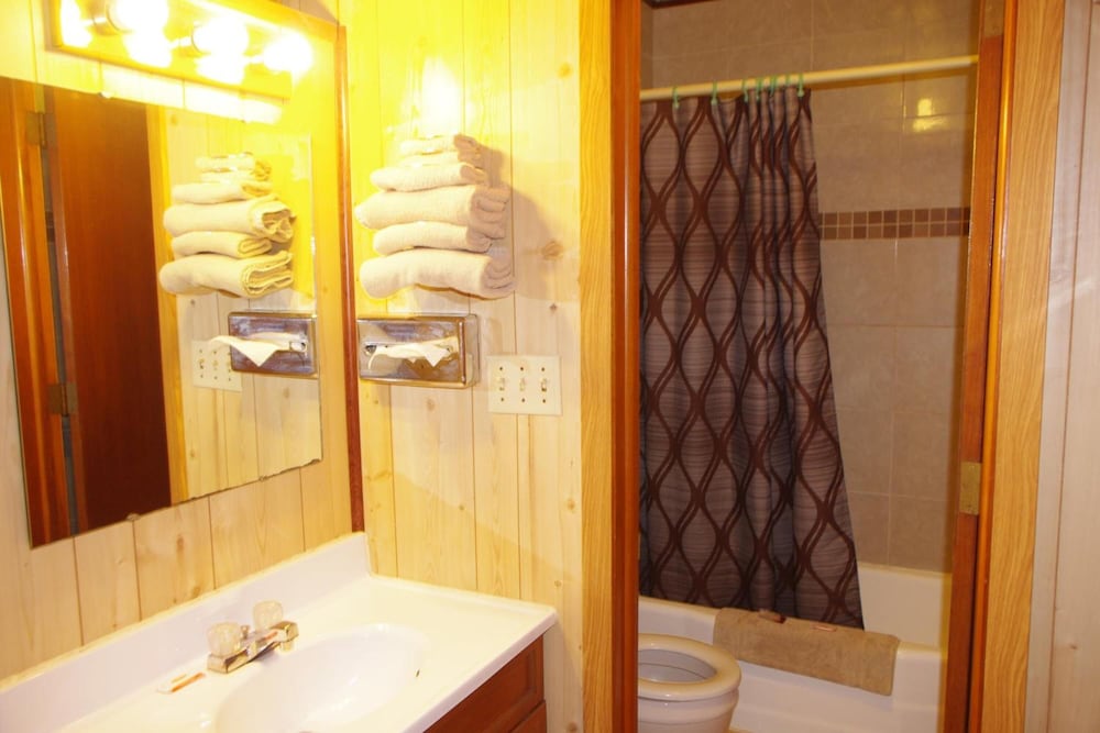 Love Hotels Western Holiday at Harlan Lake NE 34/51