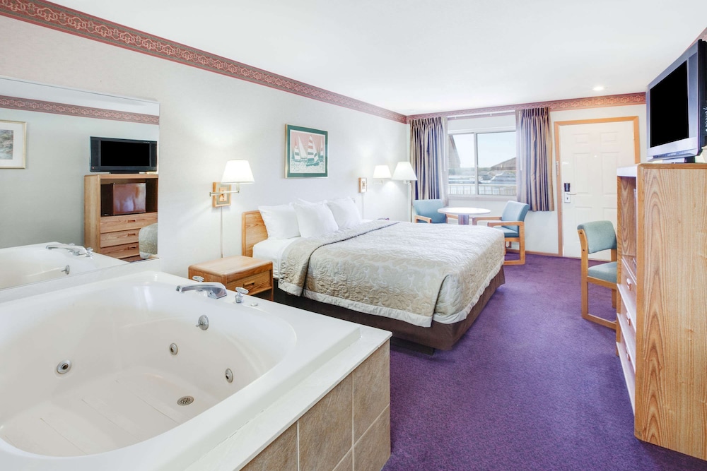Super 8 by Wyndham Mackinaw City/Beachfront Area 19/25