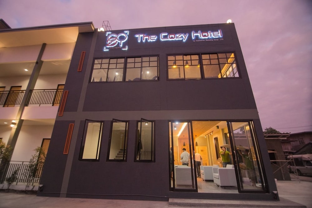 The Cozy Hotel 1/50