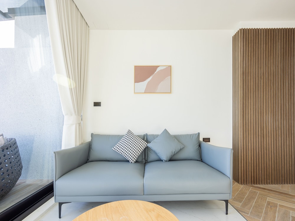 Seawall Inn 25/50