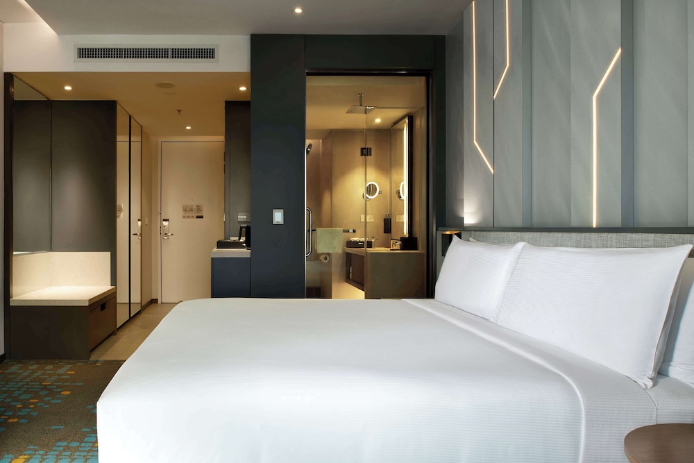Guest Room, King Bed, DoubleTree by Hilton Shah Alam i-City 8/13