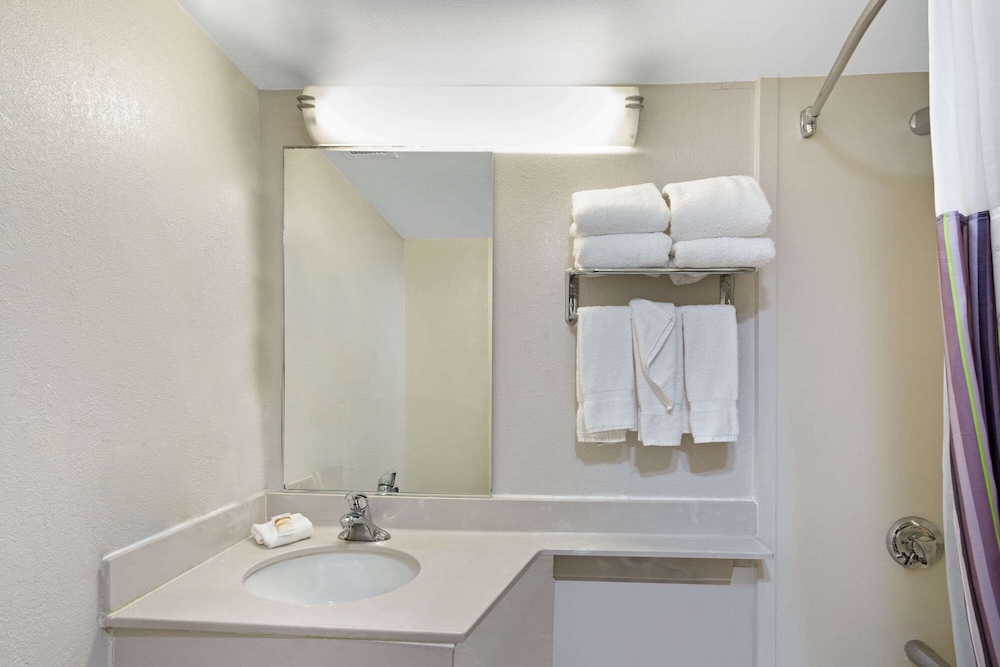 La Quinta Inn & Suites by Wyndham New Haven 21/49