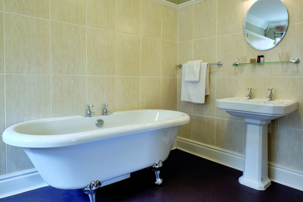 Comfy, Twin Beds، Lady Anne Middletons Hotel 3/3