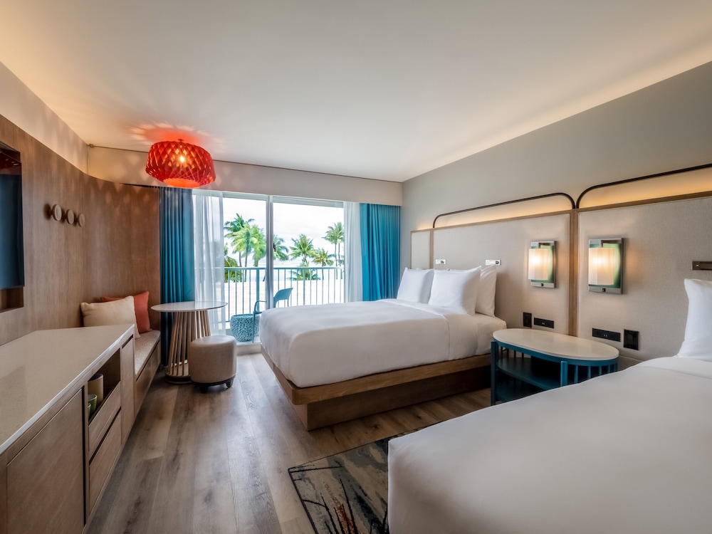 غرفة بريميوم بسريرين مزدوجين بإطلالة على البحر، Crowne Plaza Resort Guam 8/10