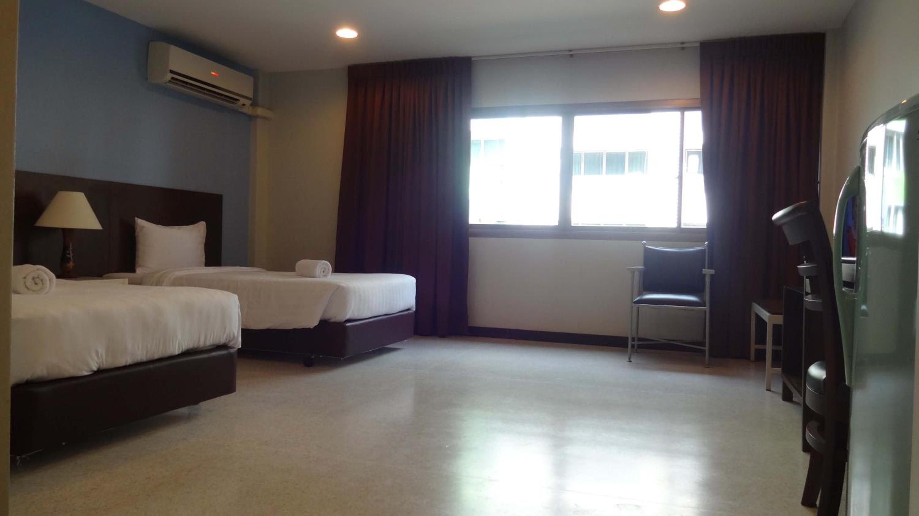 DELUXE, TWIN BEDS