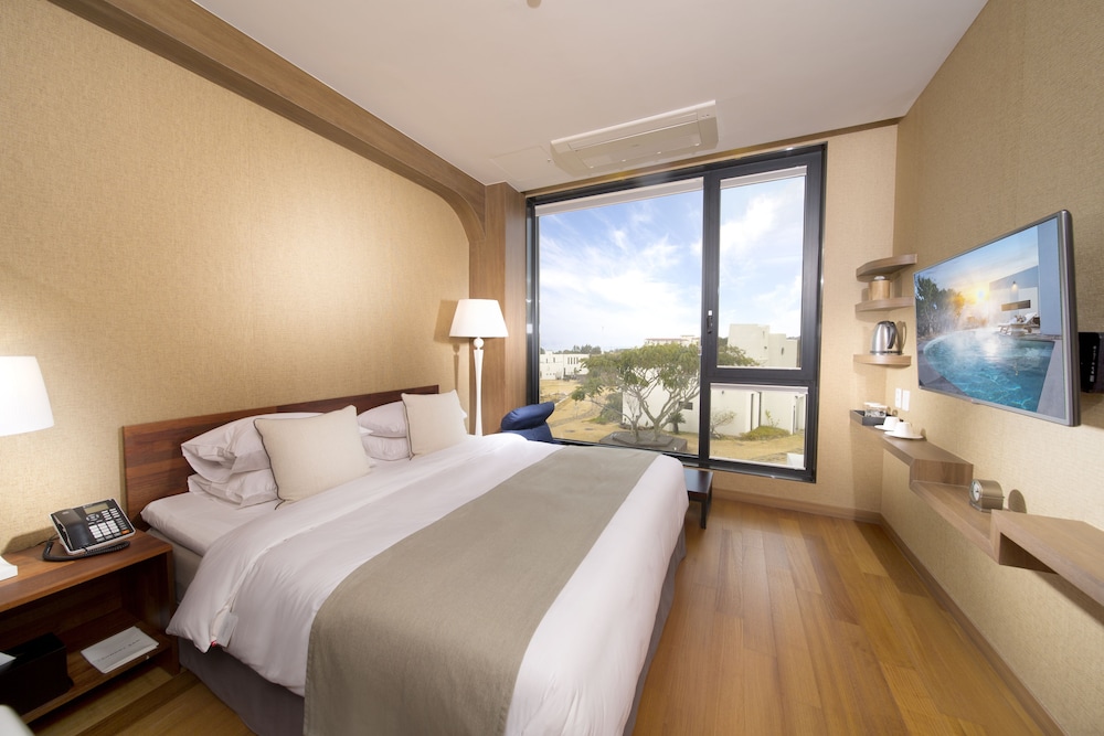 DELUXE, DOUBLE BED