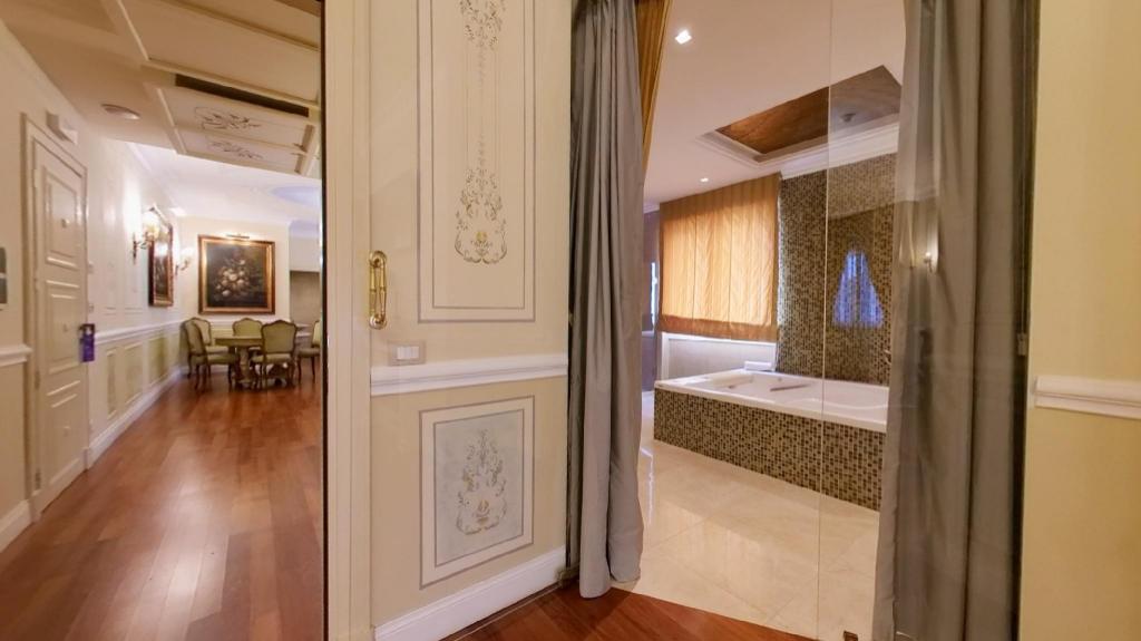 Presidential, Queen Bed, Terrace, Radisson Blu Ghr Hotel Rome 10/10