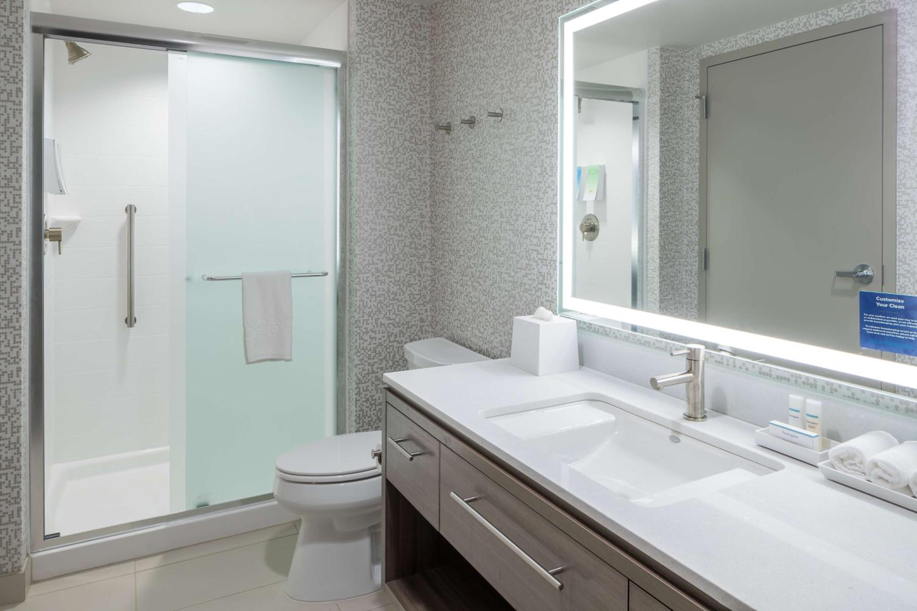 جناح بسرير كوين بغرفة نوم واحدة مع أريكة، Home2 Suites By Hilton Fort Worth Cultural District Tx 3/3