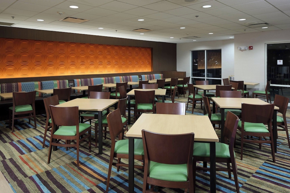 Fairfield Inn & Suites Newark Liberty International Airport 27/38