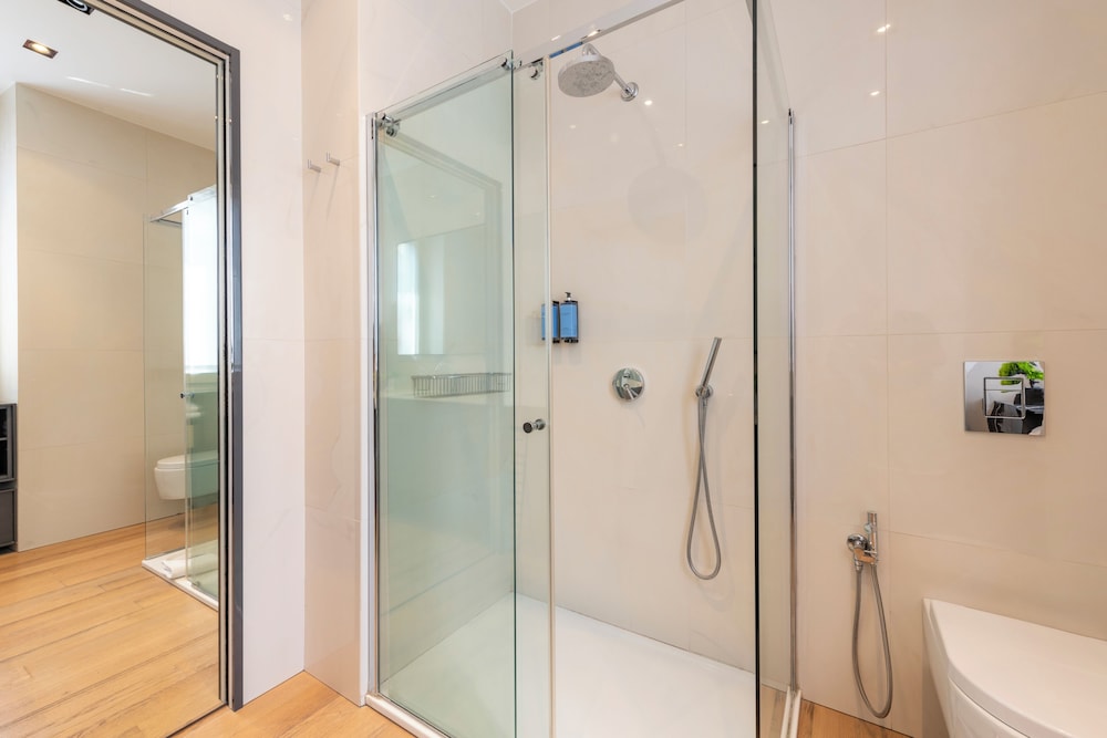 غرفة بسرير كوين مع أريكة، Milan Royal Suites Luxury Apartments 4/7
