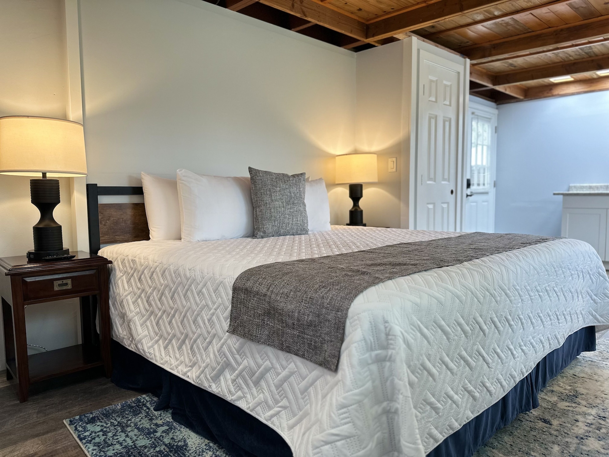 PEACOCK, STUDIO, KING BED, KITCHENETTE, PRIVATE LANAI