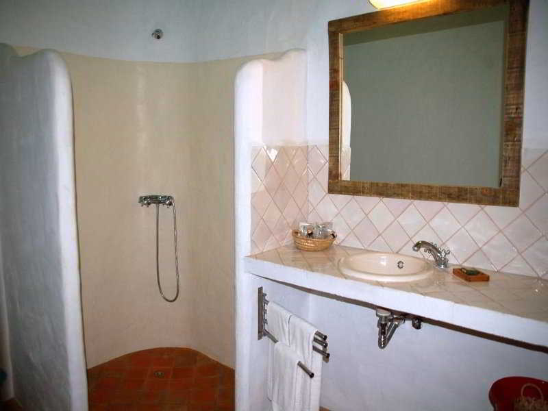 1 BEDROOM, COUNTRY, HOUSE