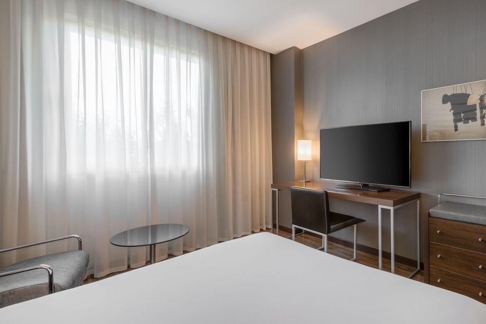 غرفة قياسية بسرير كوين، AC Hotel by Marriott Madrid Airport 3/3