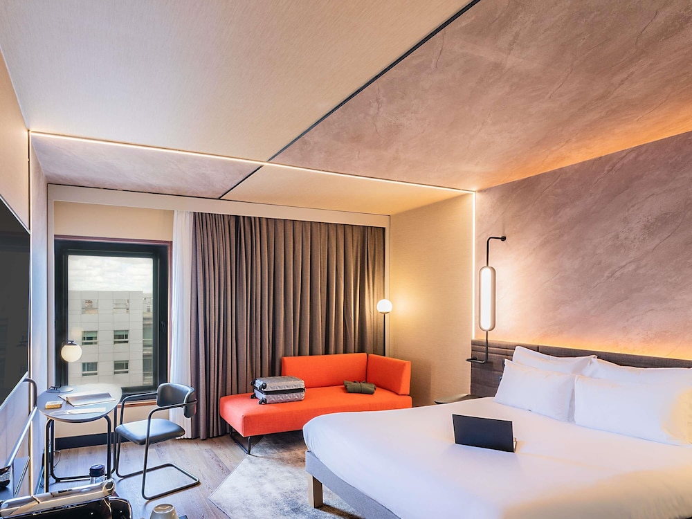 SUPERIOR, QUEEN BED