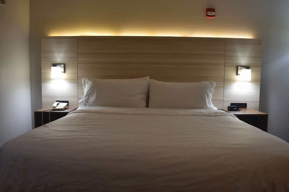 Holiday Inn Express Hotel Suites Mcpherson 29/64