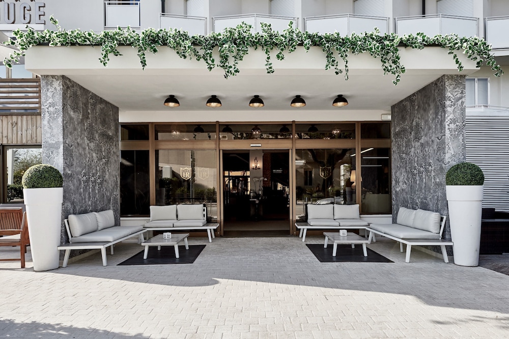 Rouge Hotel International 4/50