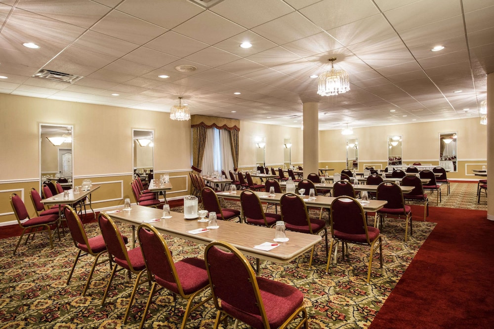 Ramada by Wyndham Ligonier 36/42