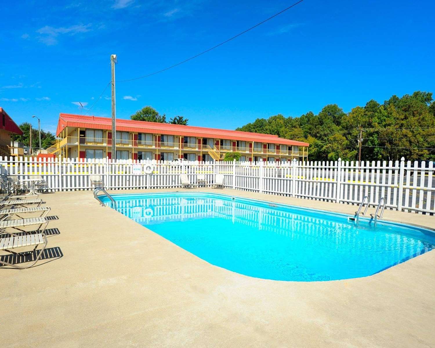 Econo Lodge Petersburg - Fort Lee 6/10