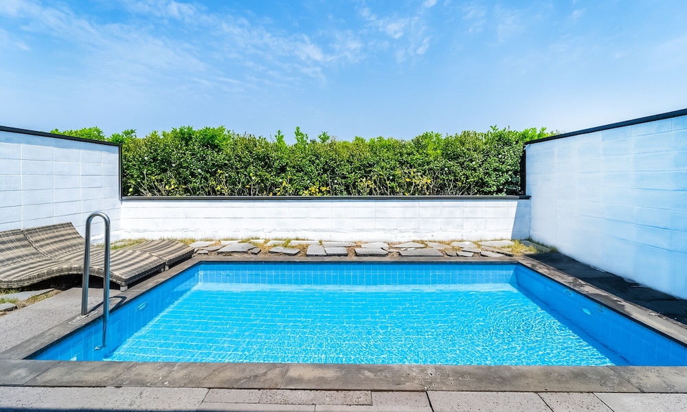 Pool & Villa Sorang 45/70