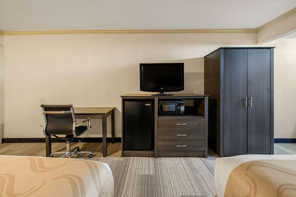 HIBISCUS Inn & Suites 26/43