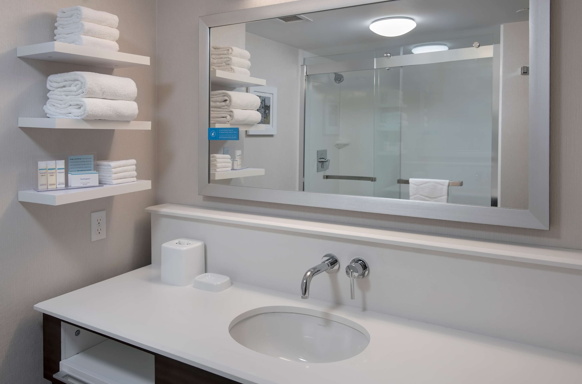 غرفة بريميوم بسريرين كوين لذوي الإعاقة، Hampton Inn Boston Logan Airport 4/4