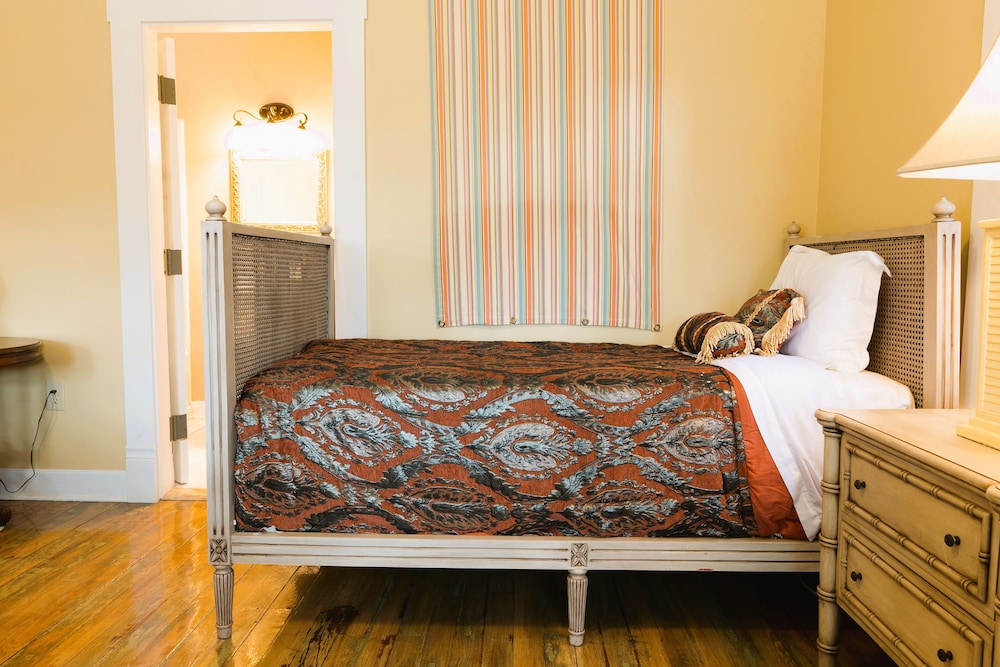 Oak Tree Hotel 33/80