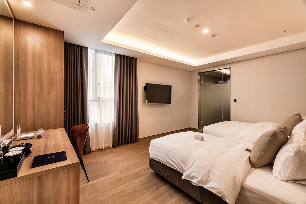 WD HOTEL 12/50
