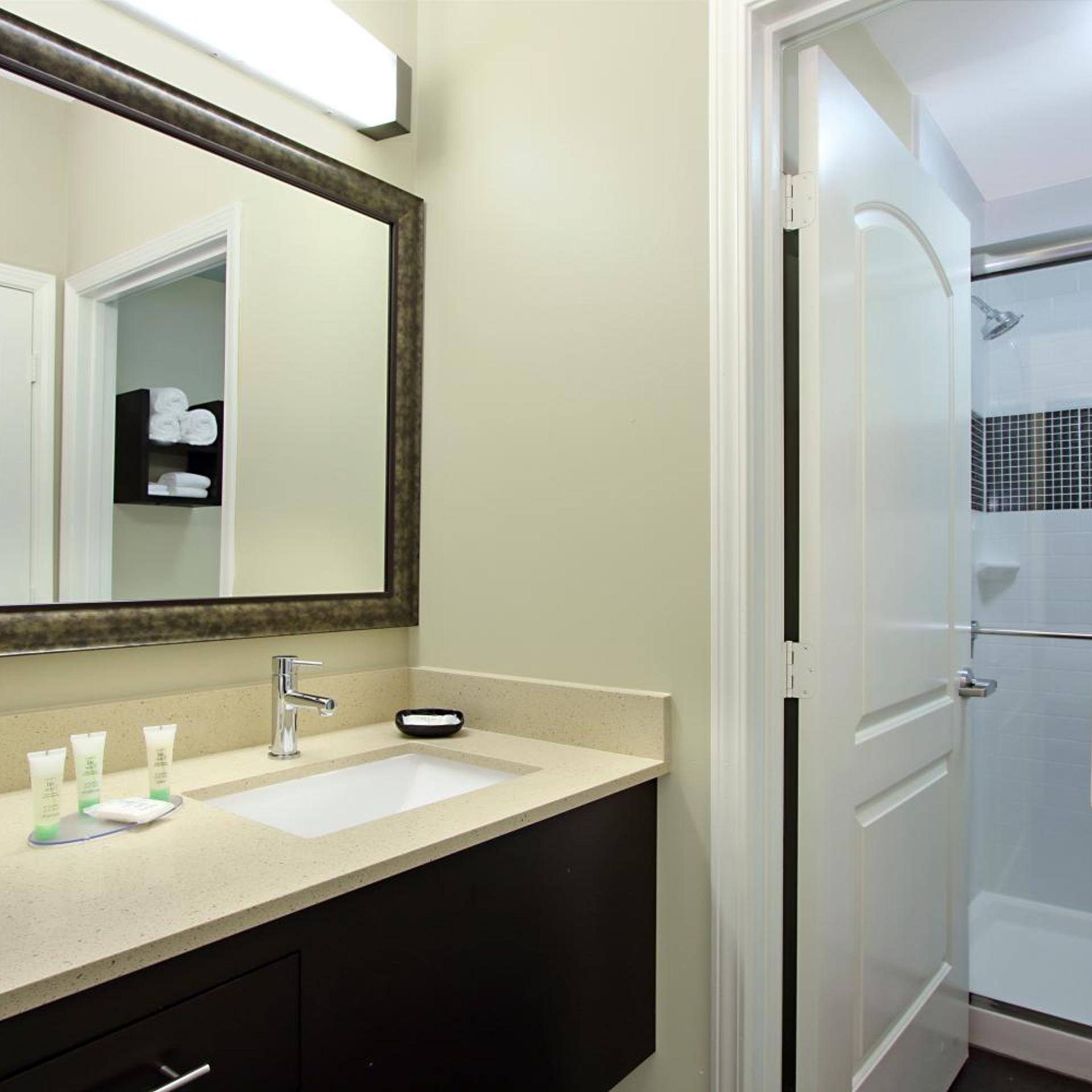 جناح بسرير كوين مع أريكة لذوي الإعاقة، STAYBRIDGE SUITES HOUSTON - MEDICAL CENTER 6/7