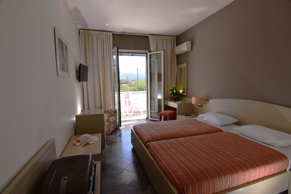 Mantenia Hotel 8/50
