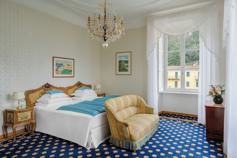 Deluxe, Queen Bed, Town or Park View