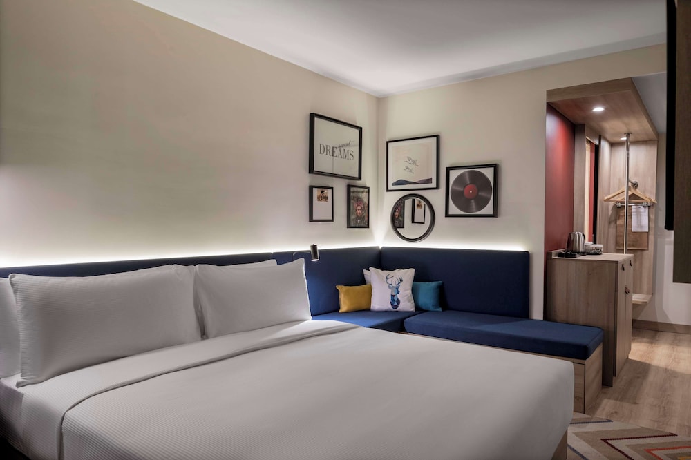 Room, King Bed, Sofa, Corner, Smoking