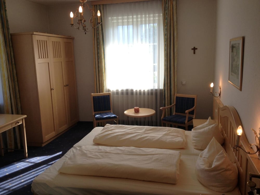 Hotel Roter Hahn Bed and Breakfast 7/44
