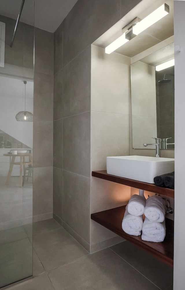 Valery Suites 53/54