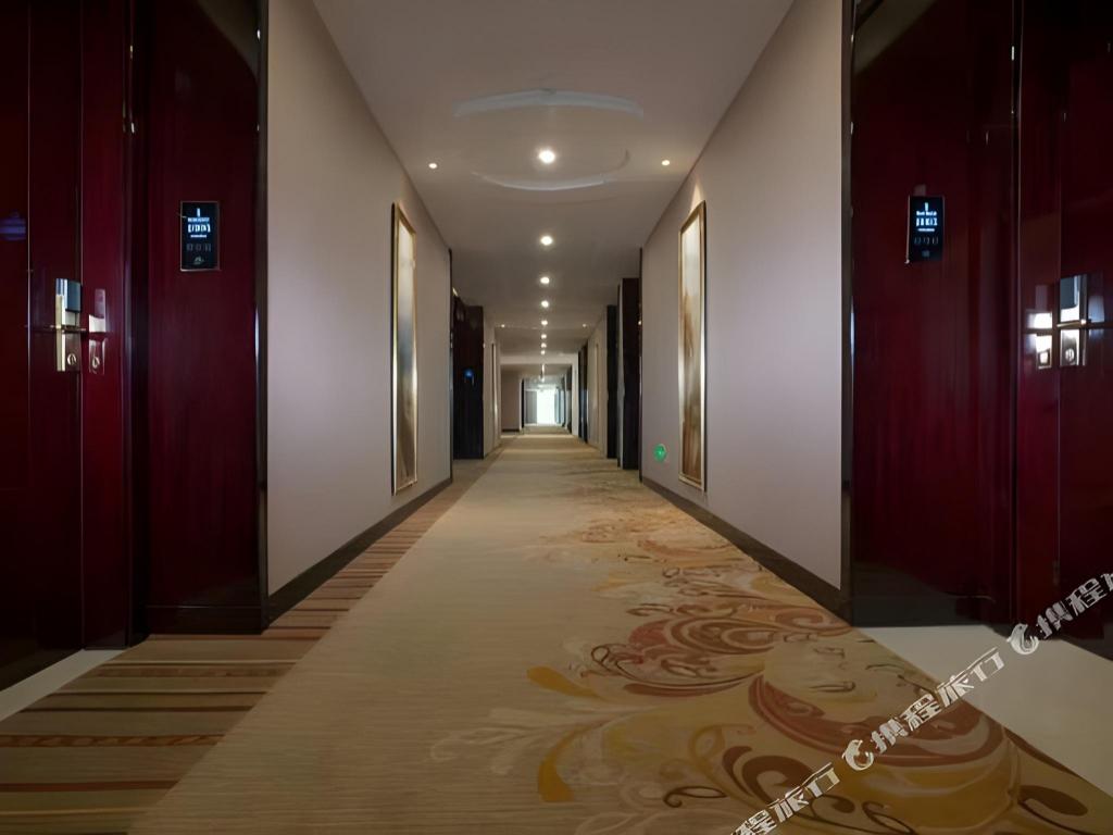 Vienna International Hotel (Zhongshan North Station) 40/57