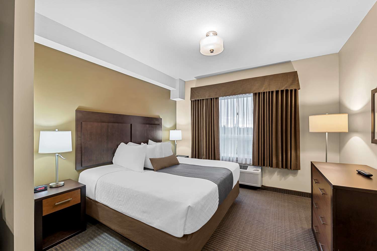 Suite, King Bed, Dining Area, Kitchen