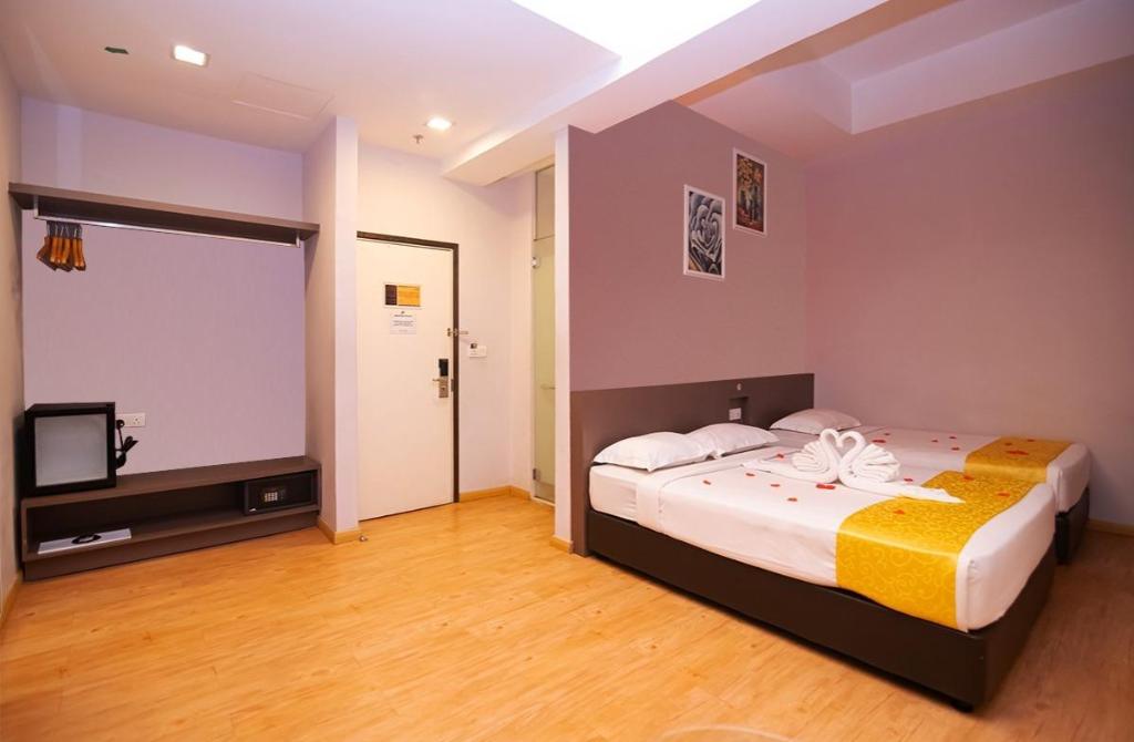 Deluxe, Family, 1 Queen and 1 Single Bed