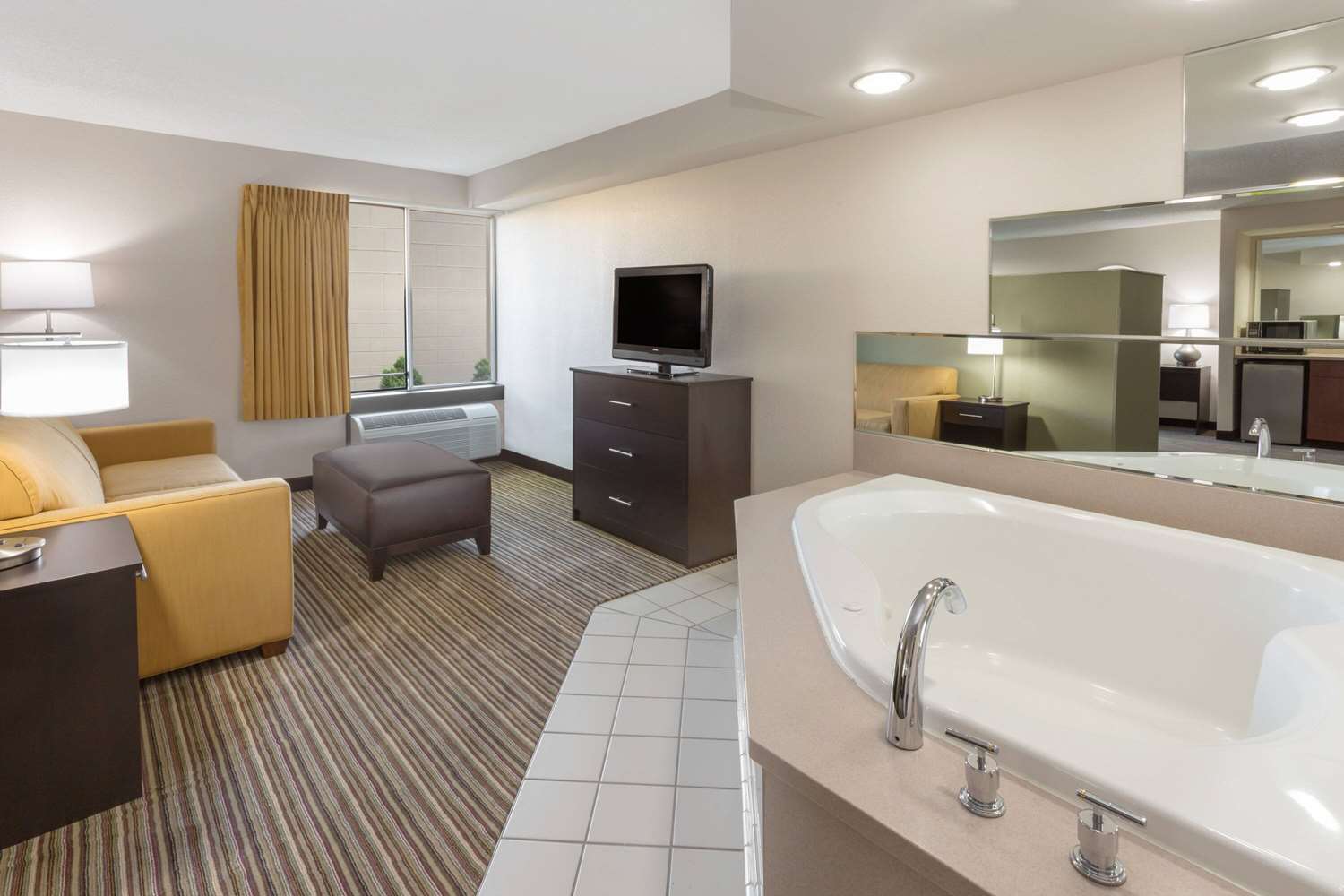 Super 8 By Wyndham Madison South 34/34