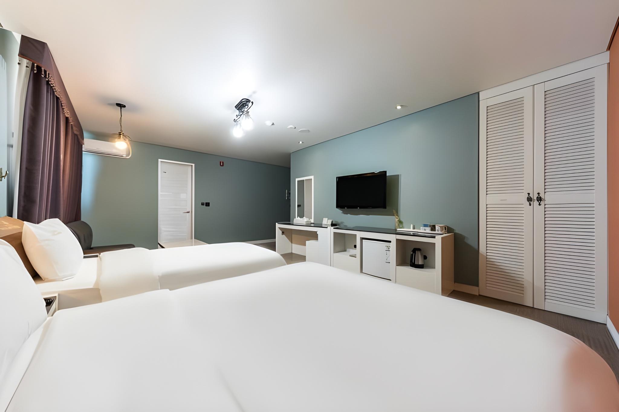 DELUXE, TWIN BEDS