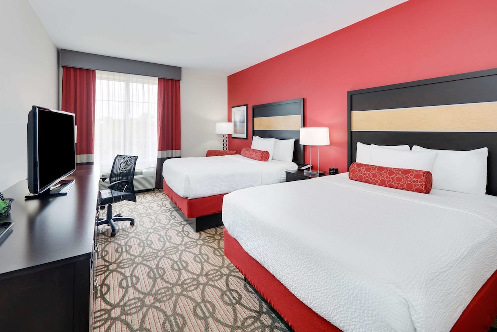 La Quinta Inn & Suites by Wyndham Starkville at MSU 15/53