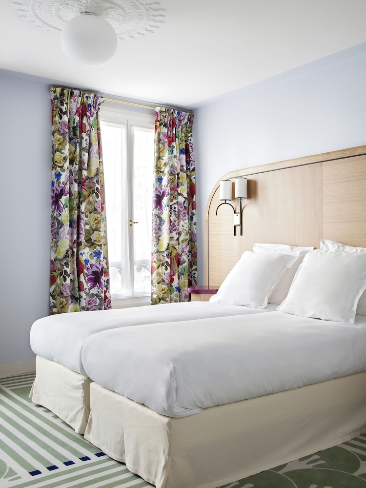 ROOM, TWIN BEDS