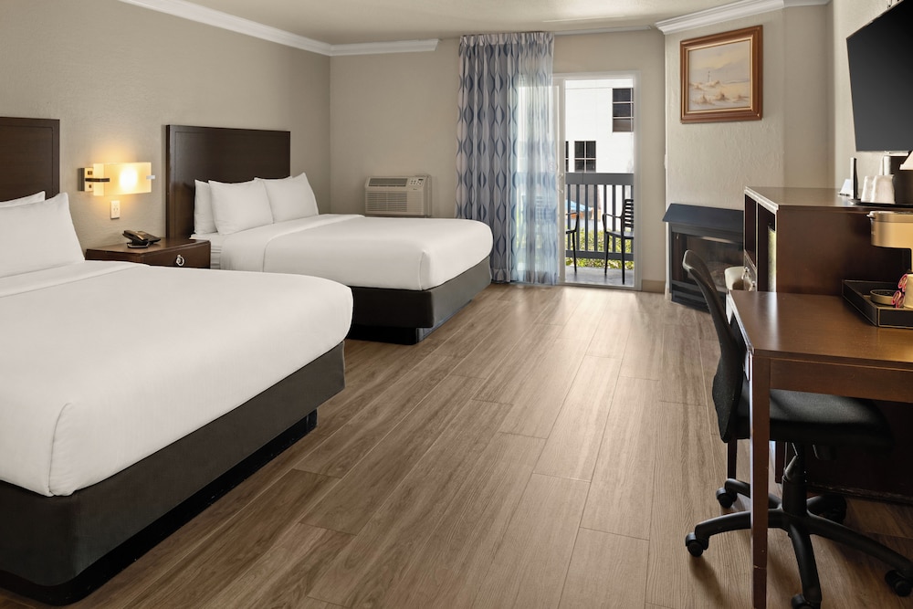 غرفة بسريرين كوين، Cannery Row Inn 4/6