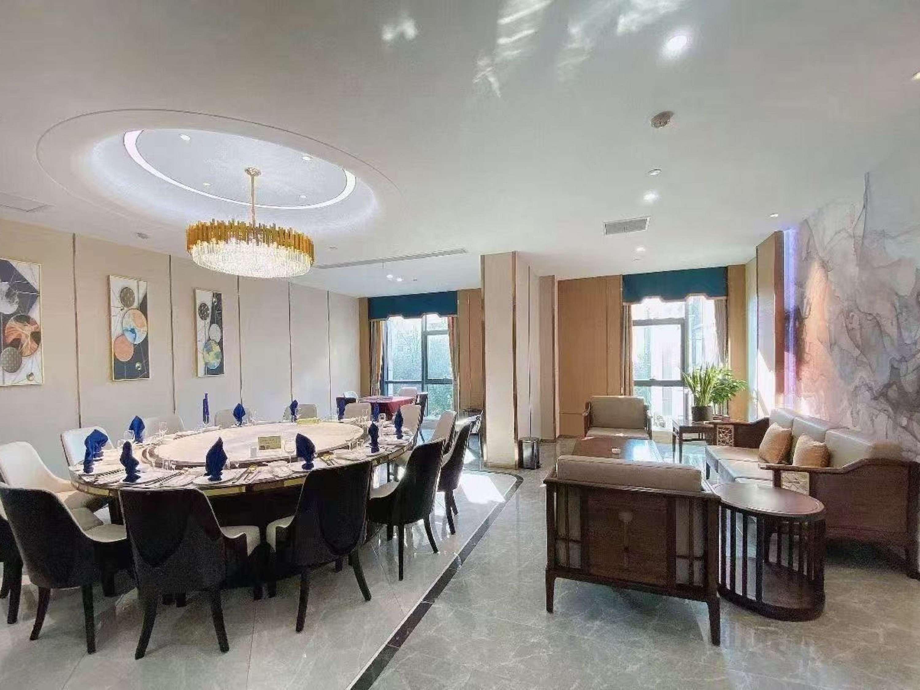 Mercure Xinyang East Railway Station 20/30
