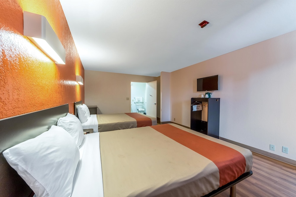 Motel6 San Antonio, TX - South IH-10 East 24/51