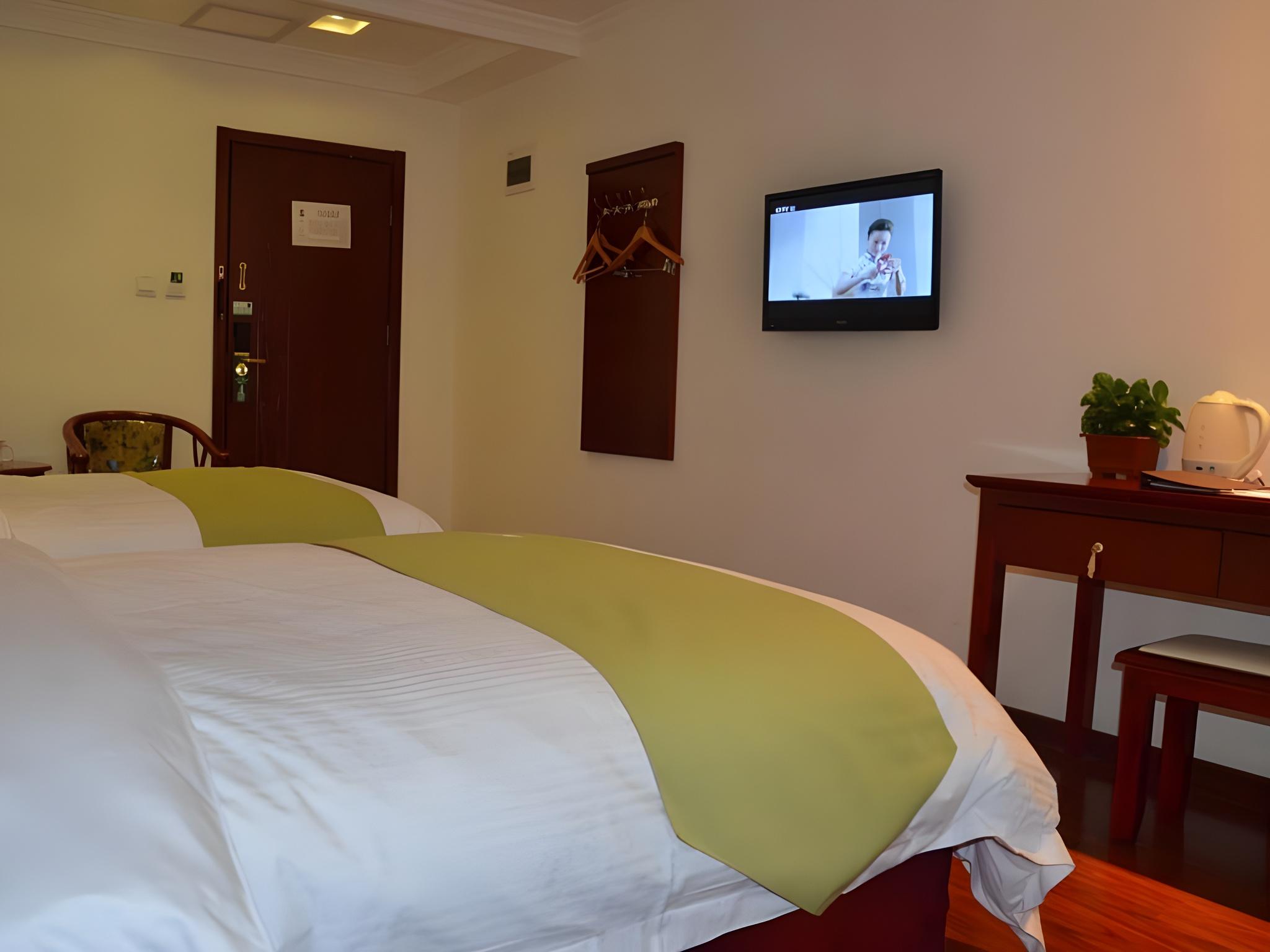 ROOM, TWIN BEDS, NO WINDOW
