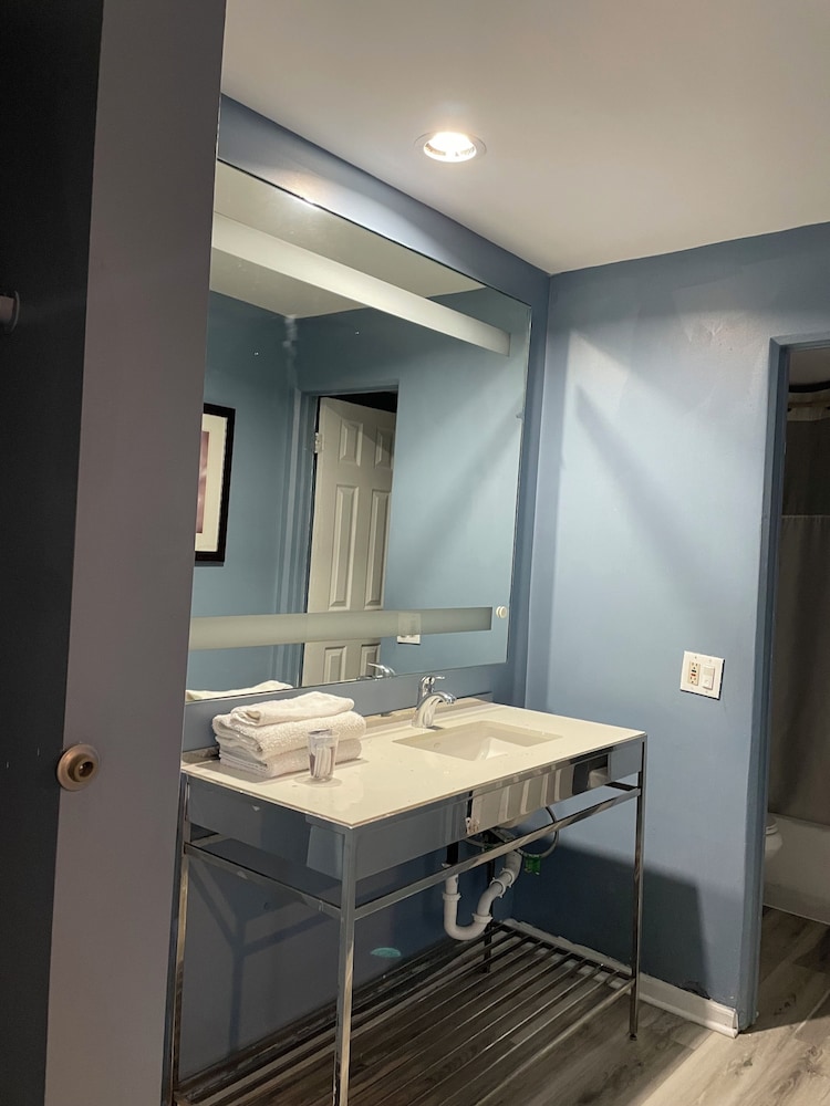 Skylark Motel 34/49