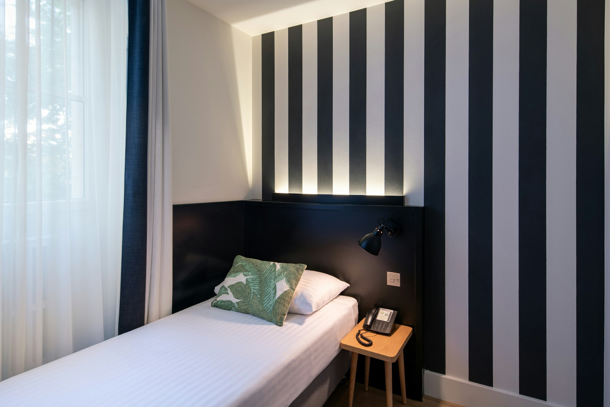 ROOM, SINGLE