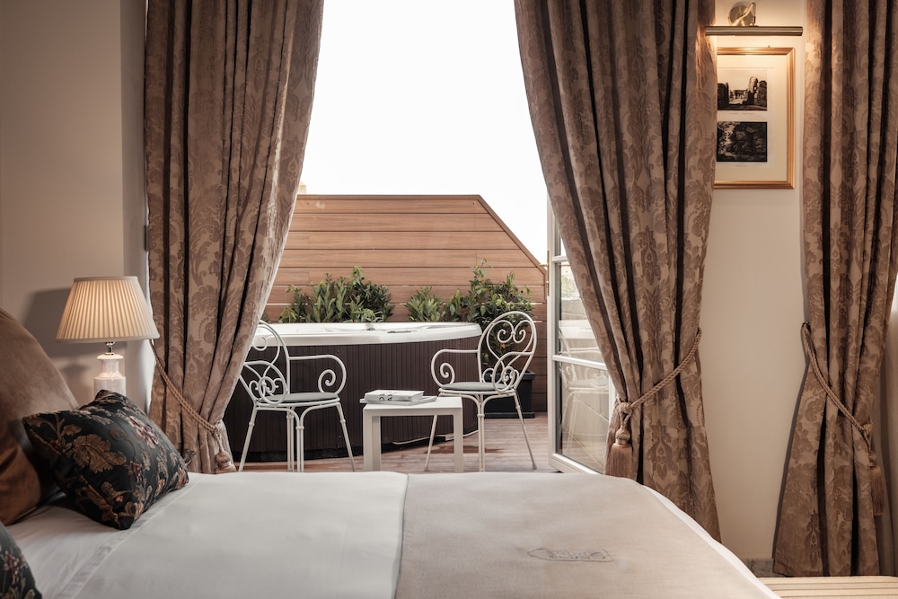 ROOM, DOUBLE OR TWIN BED, PARTIAL SEA VIEW, HOT TUB