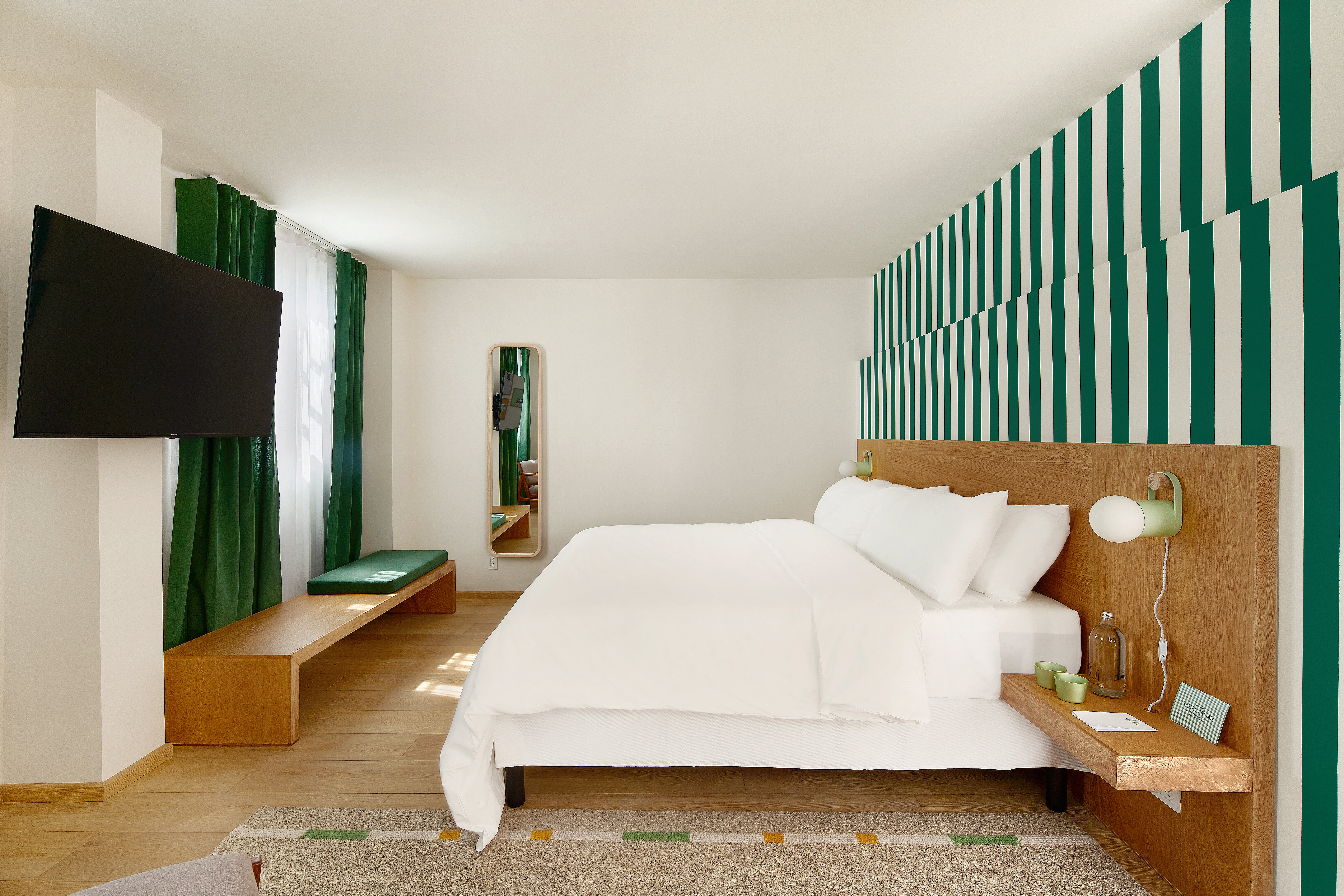 Suite, King Bed, Street View